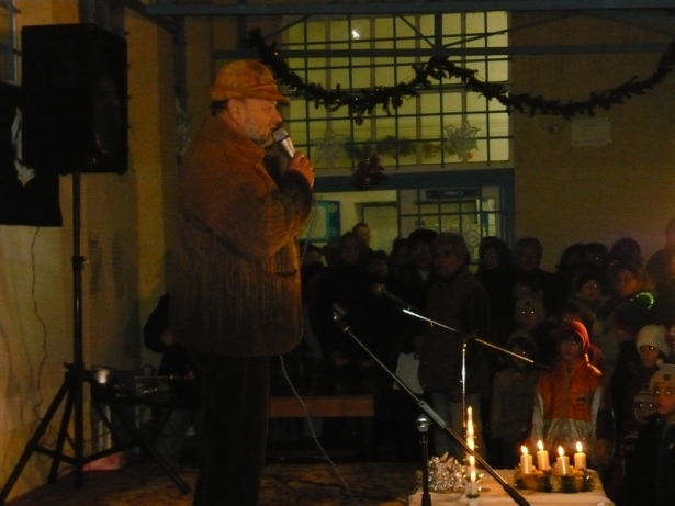 Galánfi András előadó művész verset mond